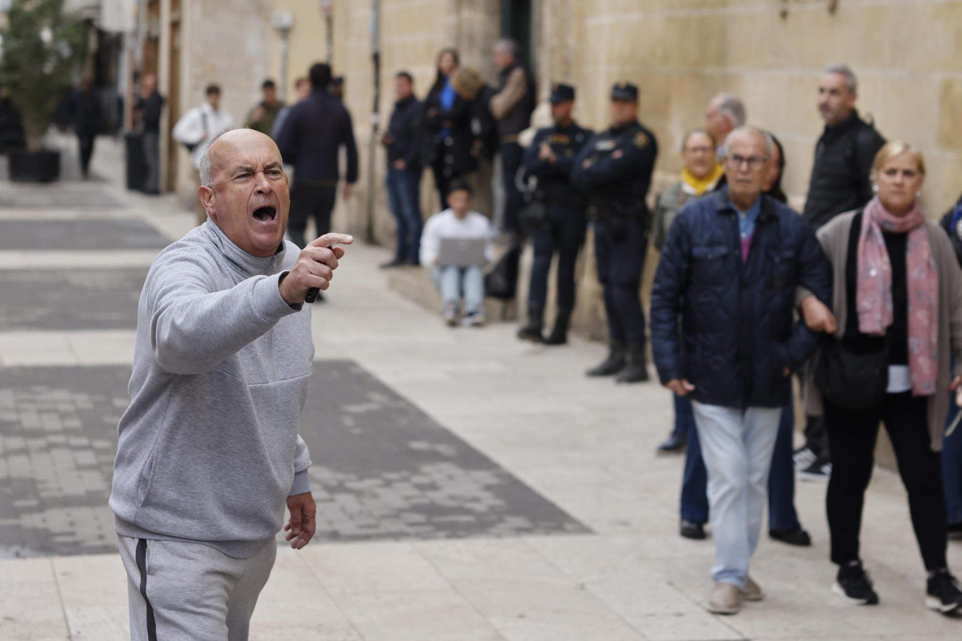 manifestacio contra Mazón porta de les corts valencianes