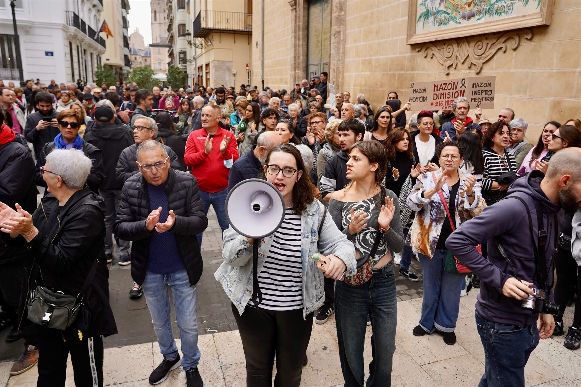 Protestas y gritos de "dimisión", "asesino" y "criminal" contra Mazón ante de las Corts Valencianes