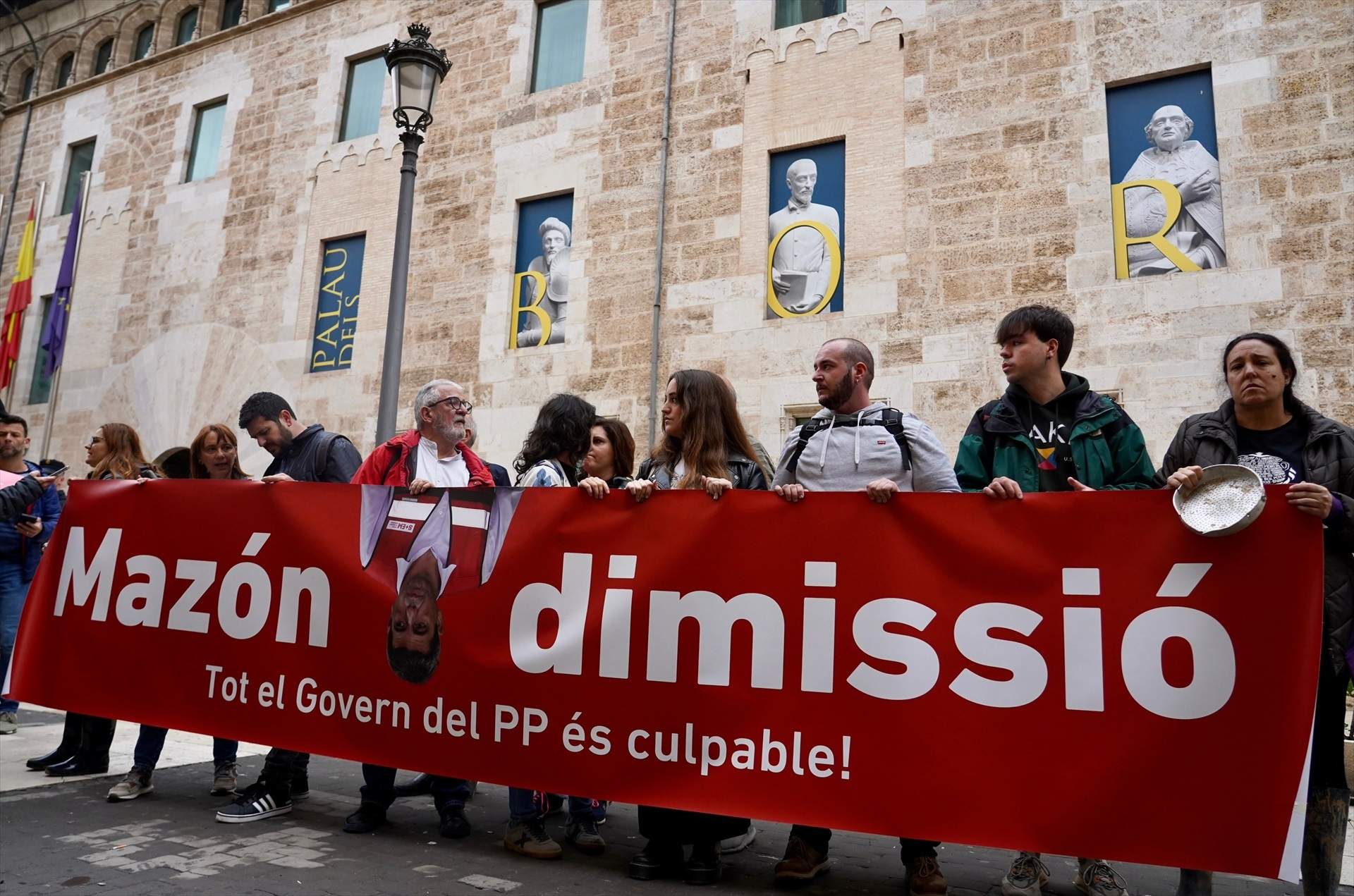 EuropaPress 6342021 manifestantes protestan contra presidente generalidad valenciana carlos