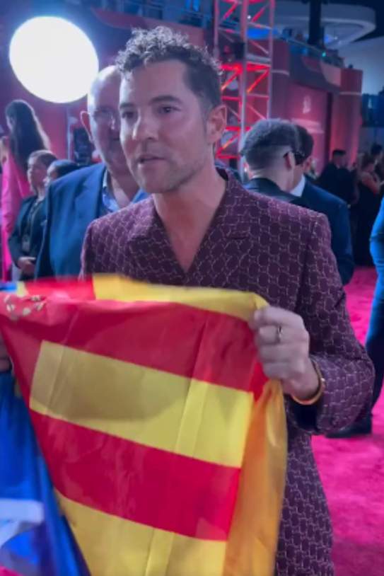 David Bisbal con la bandera de la Comunidad Valenciana / X