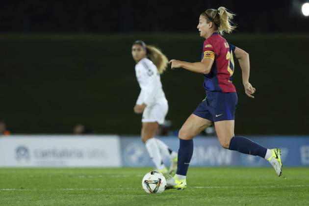 Alexia Putellas controla pilota amb el Barça femení durant el Clàssic / Foto: EFE