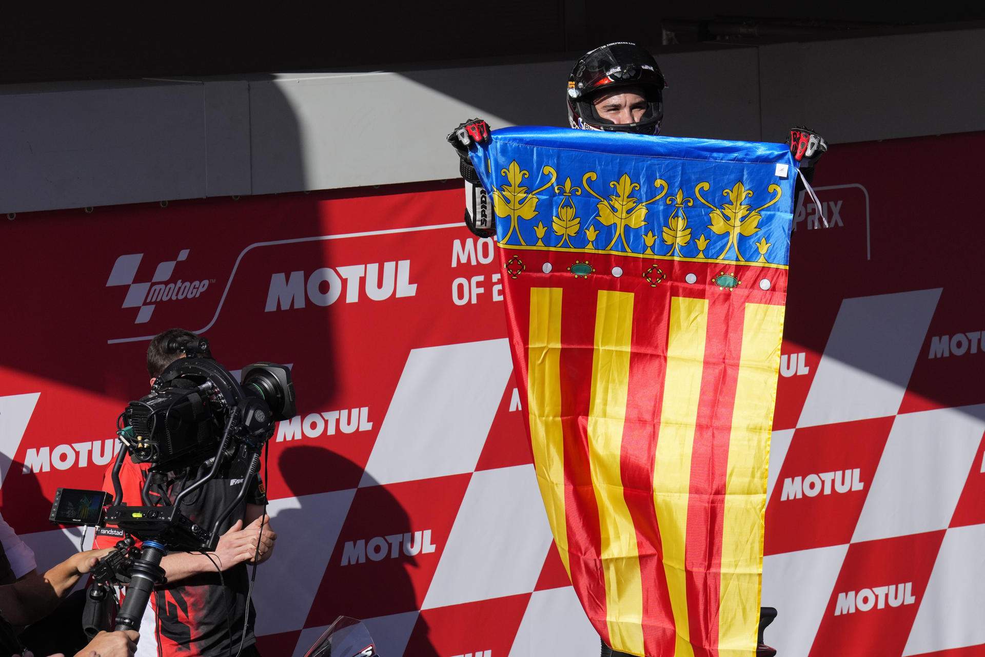 El GP Solidari de Barcelona tanca la temporada de Moto2 amb Arón Canet al graó més alt del podi