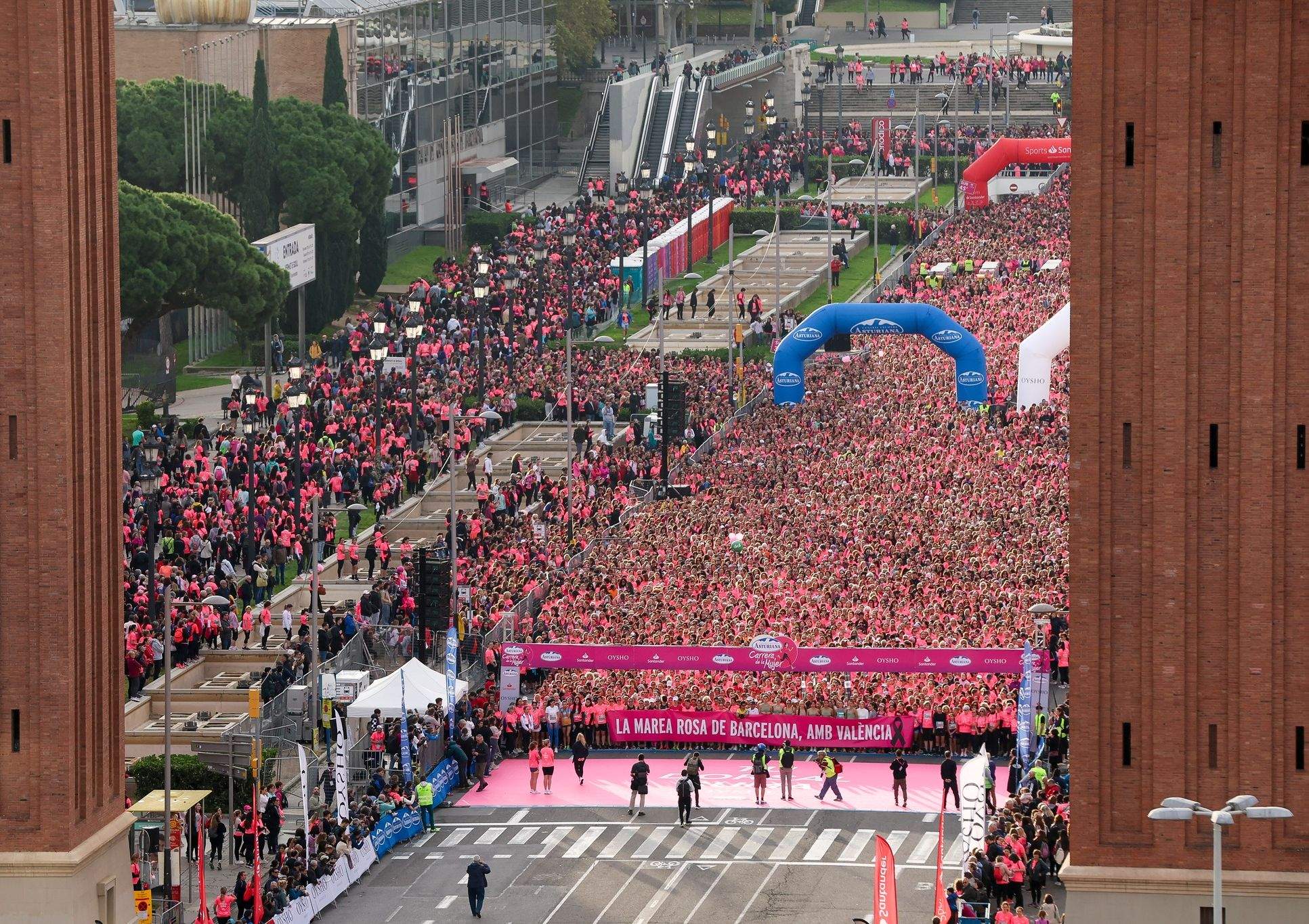 Unas 35.000 corredoras participan en la Carrera de la Mujer en Barcelona contra el cáncer de mama