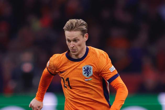 Frenkie de Jong condueix la pilota durant un partit amb Holanda / Foto: @OnsOranje