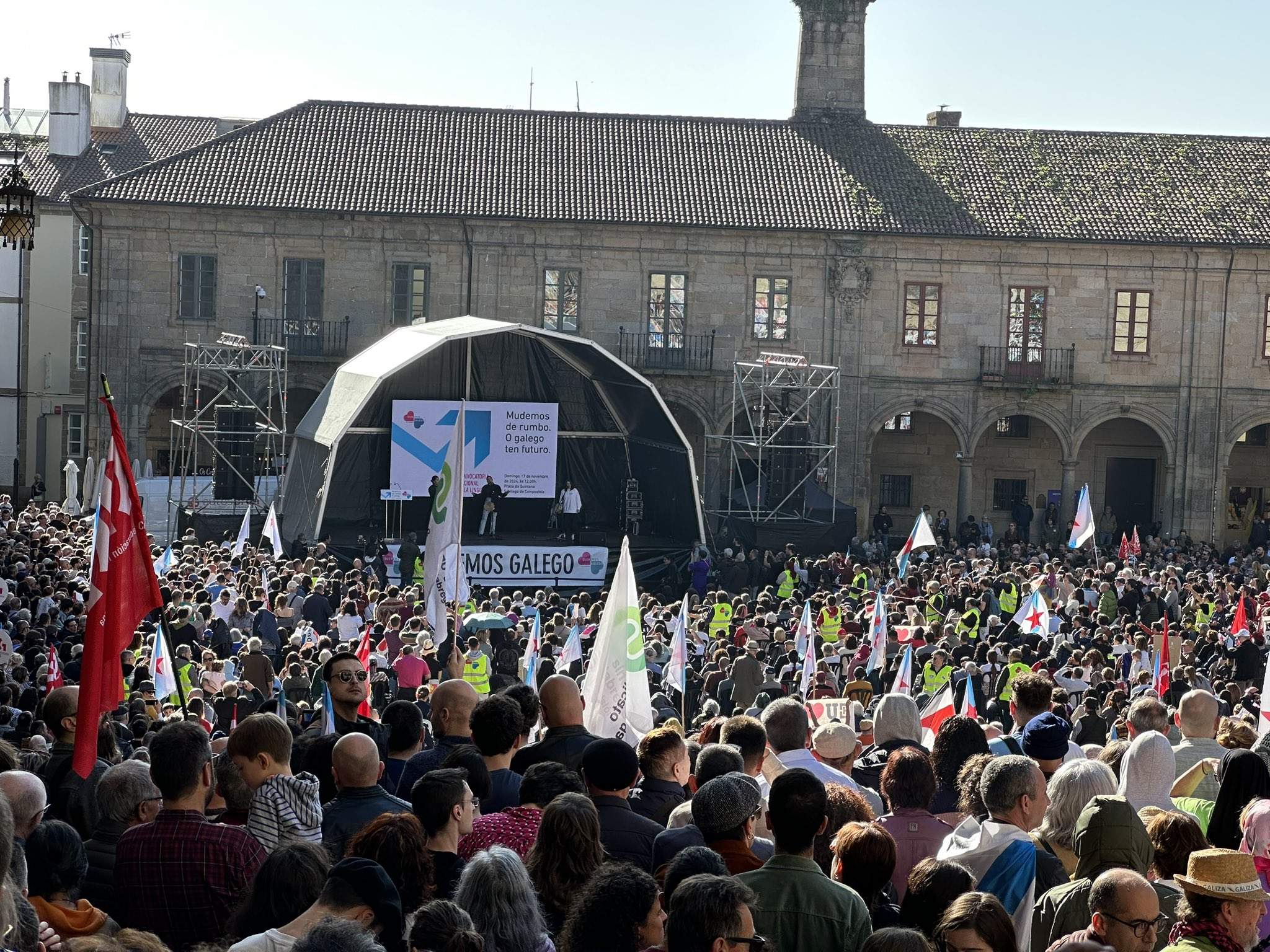 Concentració multitudinària a Santiago de Compostel·la per denunciar l'"emergència extrema" del gallec