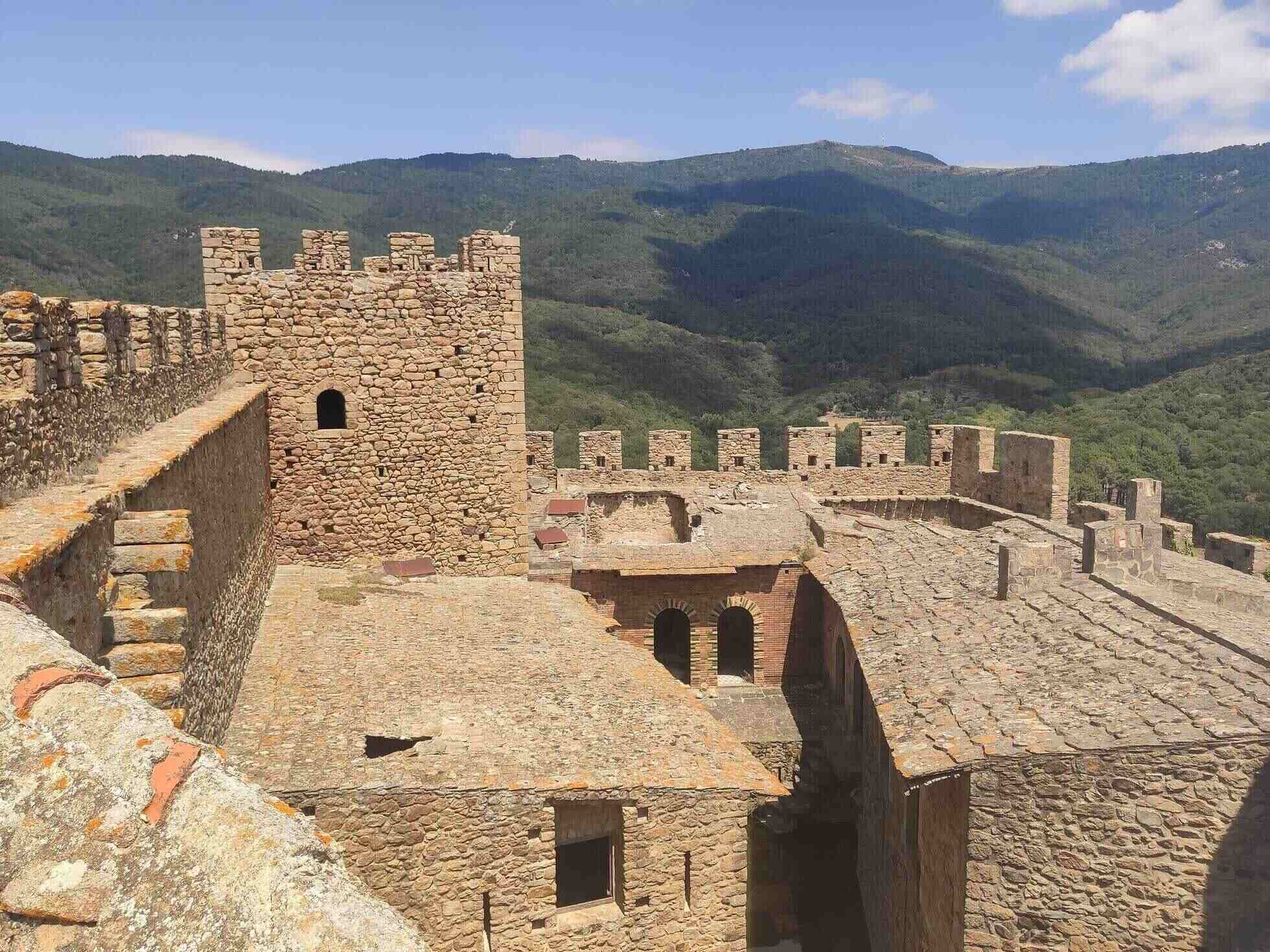 El desconegut castell emmurallat a Catalunya que et trasllada a l’època medieval: una fortalesa única