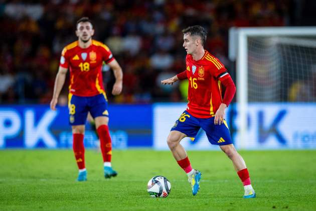 Marc Casadó controla pilota selecció espanyola @selefutbol