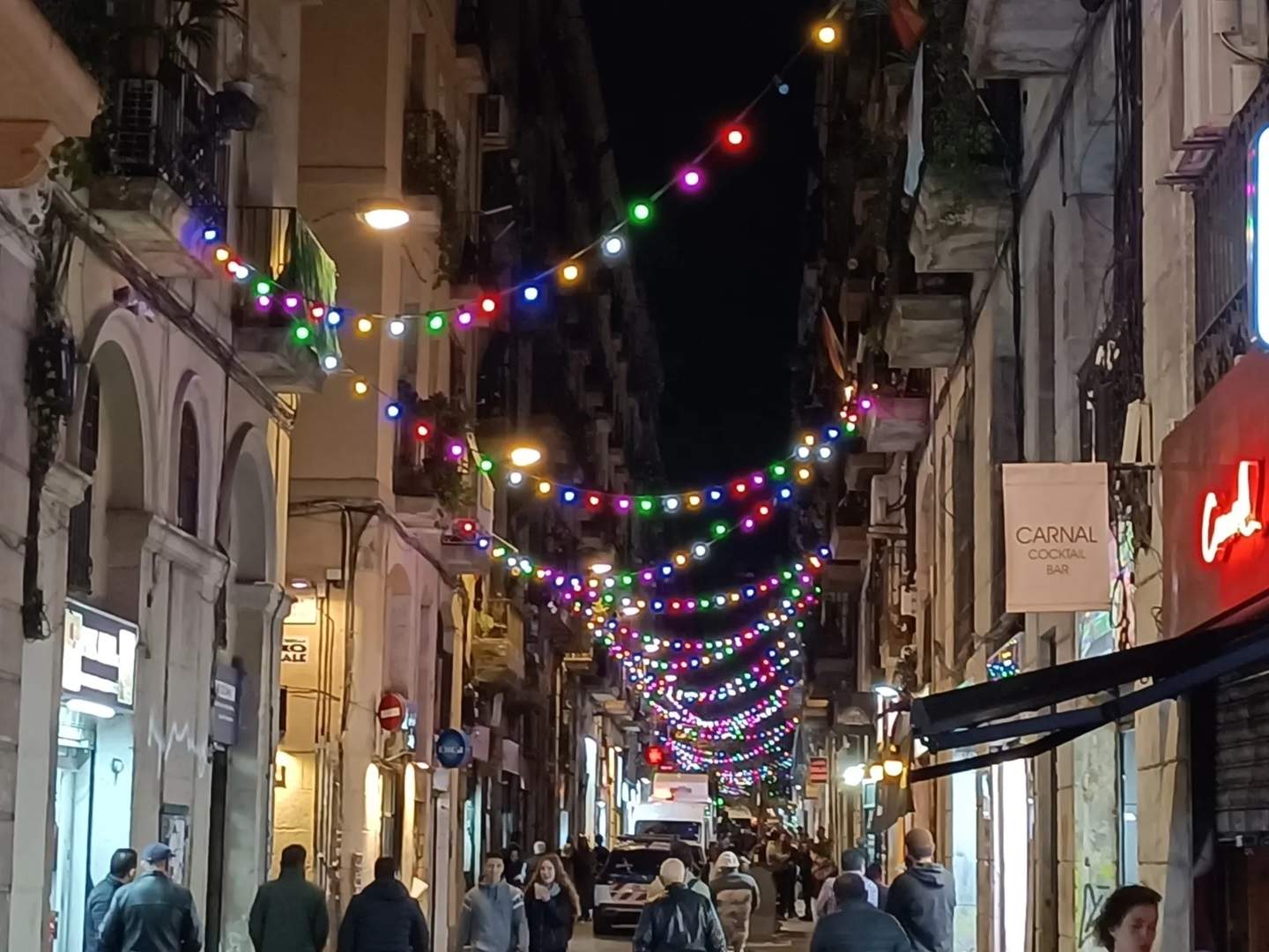 Bombetes de colors, així són els llums sense “caràcter religiós” del Raval per aquest Nadal