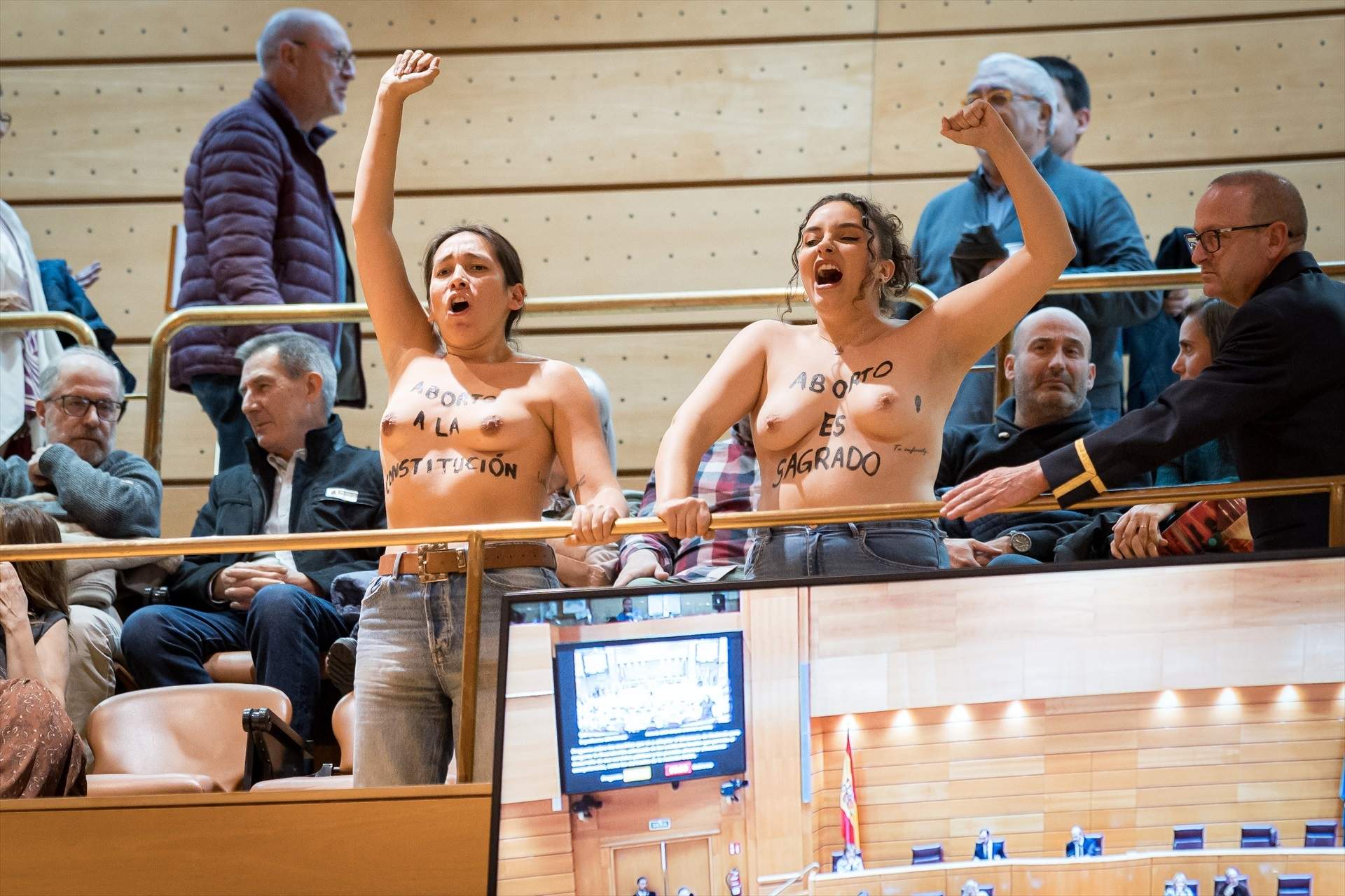 Dos activistas de Femen irrumpen medio desnudas en el Senado en defensa del aborto