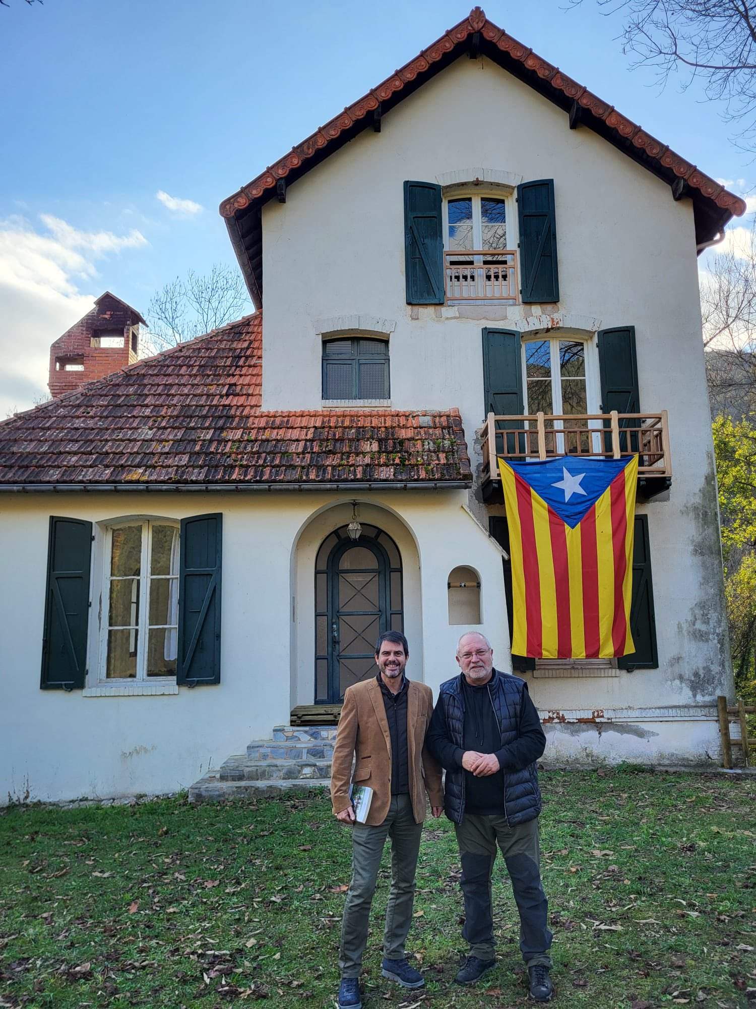 Lluís Puig 'aparece' con el alcalde de Igualada, Marc Castells, en la casa Macià en Prats de Molló