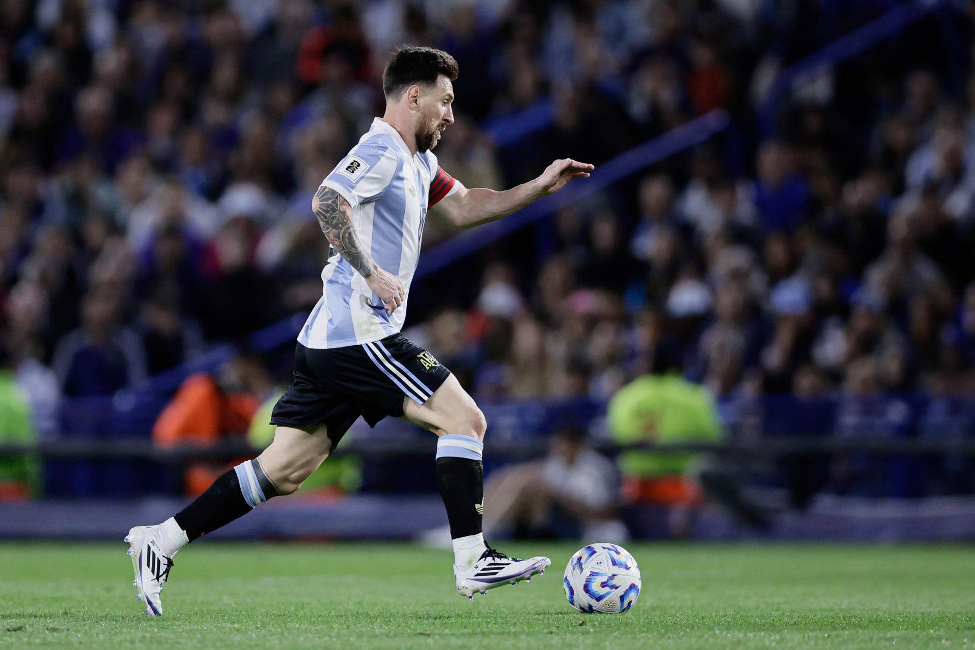 Una genialidad guía a Argentina contra Perú (1-0) y Leo Messi rompe su enésimo récord