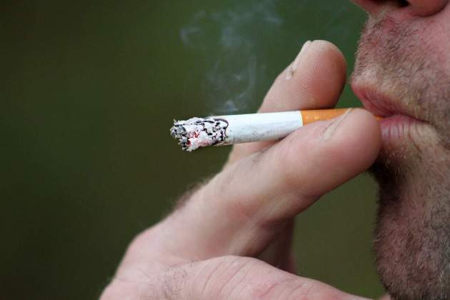 Persona fumando un cigarrillo convencional. Foto: Pixabay