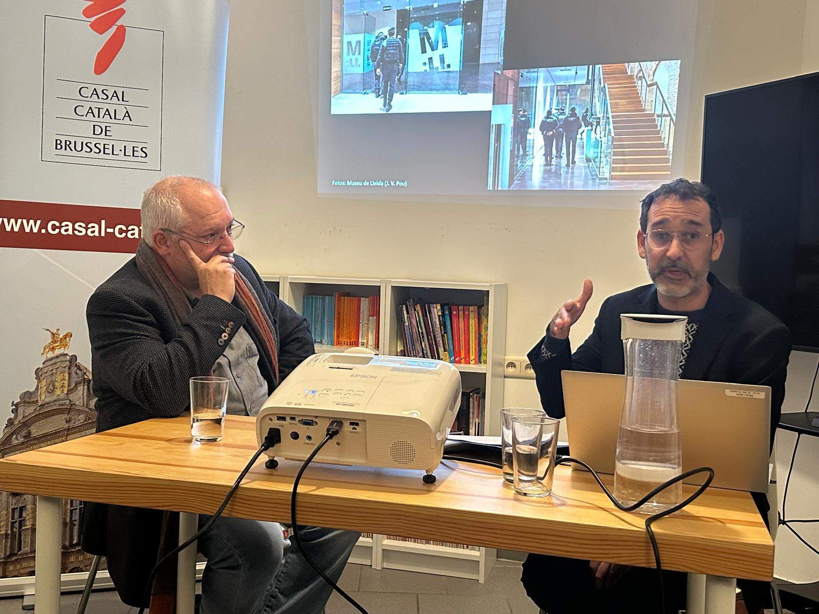 L'exconseller de Cultura i diputat de Junts, Lluís Puig, i Albert Velasco professor d'Història de l'Art, al Casal Català de Brussel·les. Explica el cas Sixena. Foto: Marta Lasalas