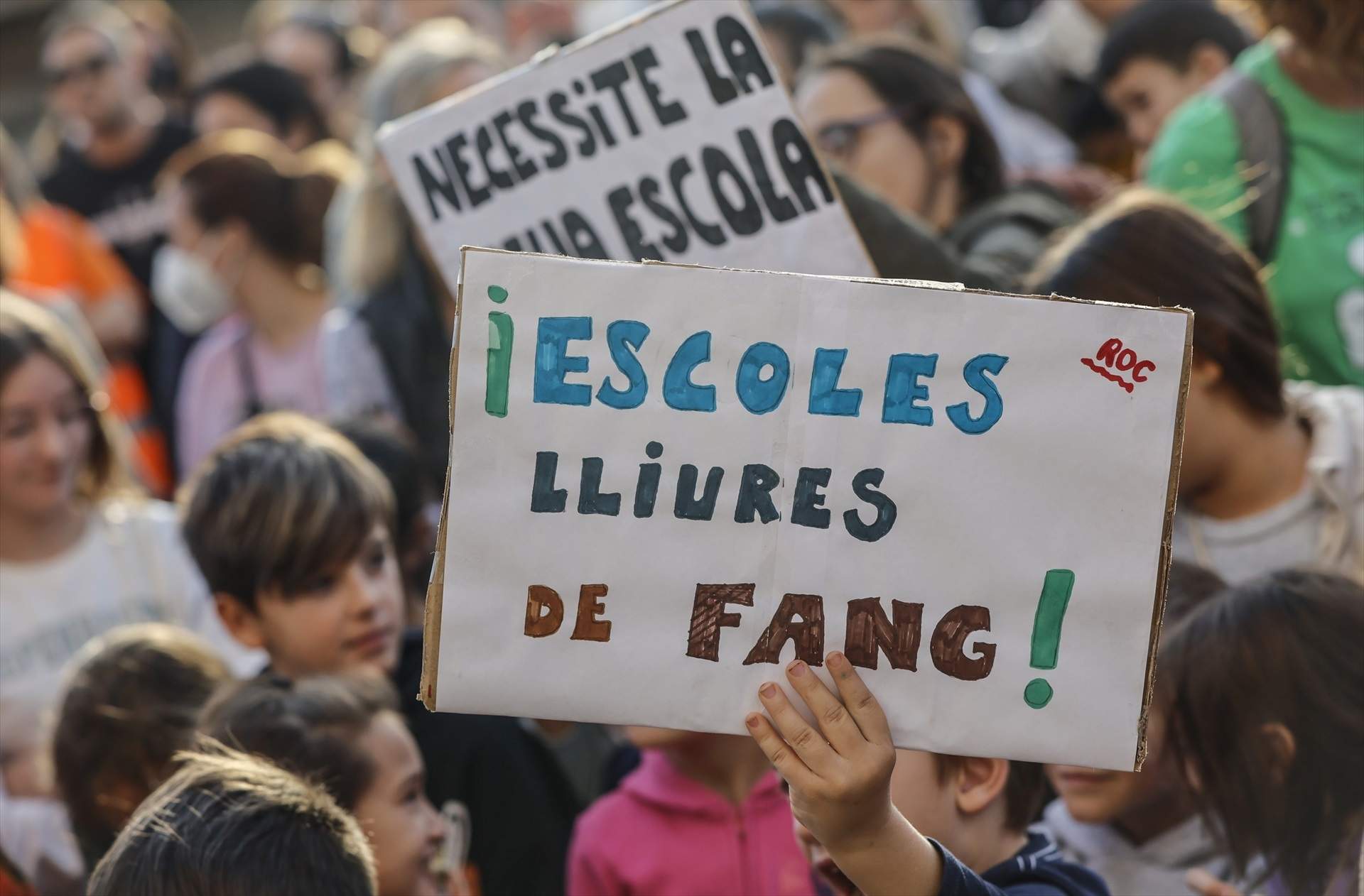 Els veïns de Paiporta surten en manifestació per denunciar l'abandonament de les escoles