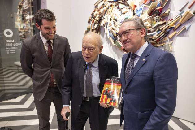 Jordi Pujol, acompanyat de Jaume Giró i Josep Vicenç Mestre a la llibreria Ona / Foto: Montse Giralt