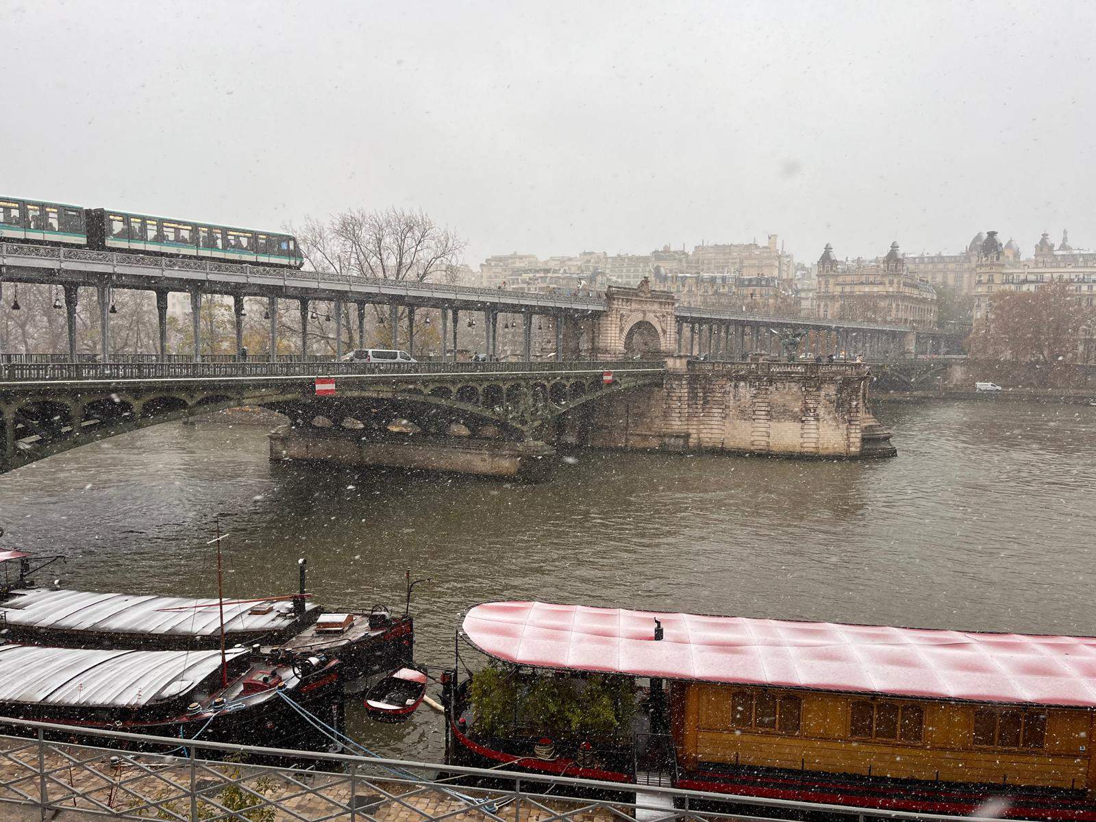 Neva a París: la neu deixa imatges inoblidables a la capital francesa