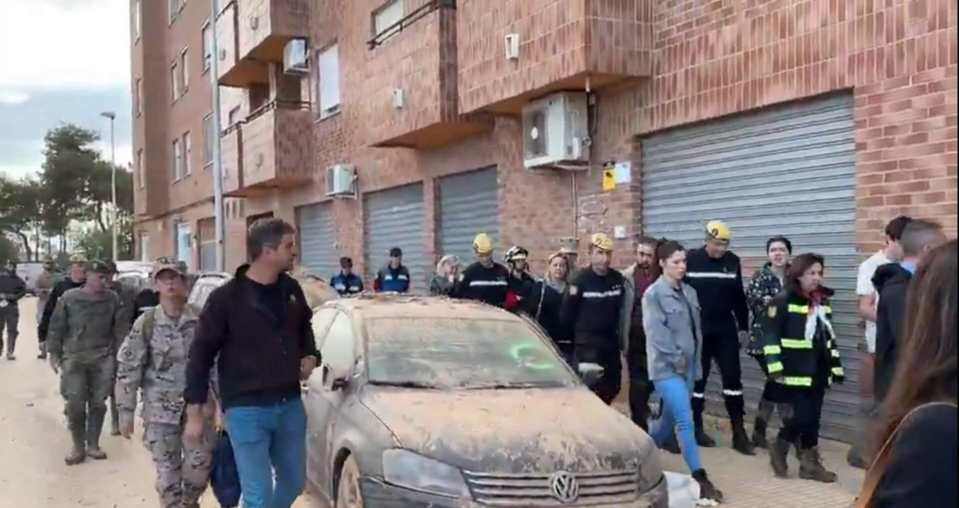 Margarita Robles, escridassada en un visita a la zona zero de la DANA