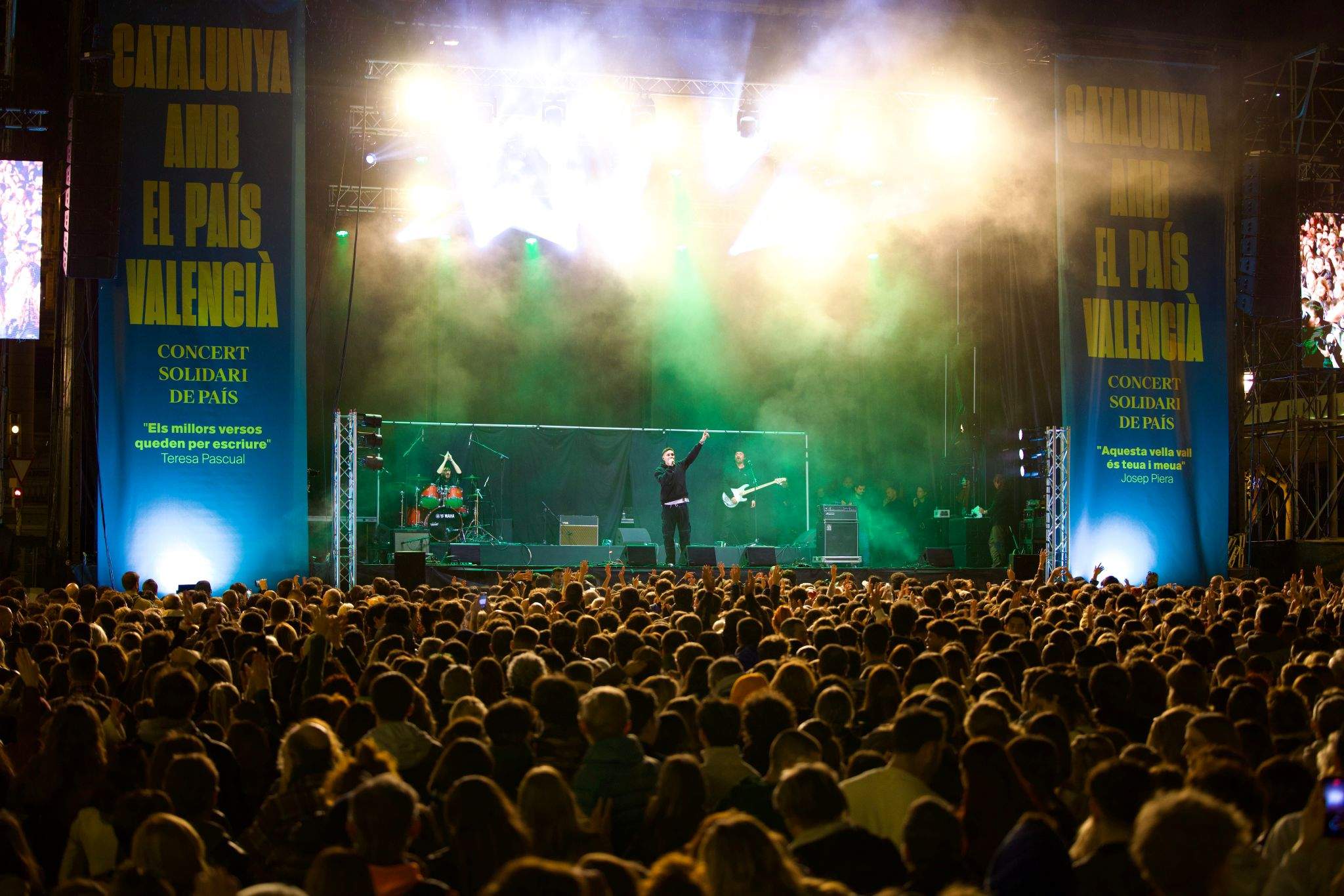 Lluvia de solidaridad en el concierto 'Catalunya amb el País Valencià'