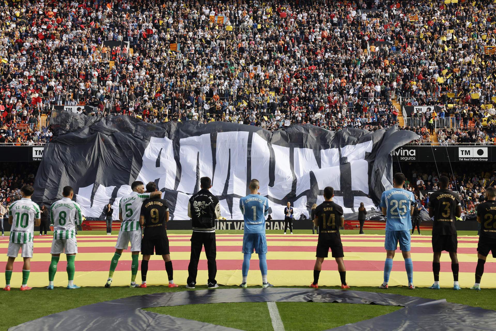 Emotivo homenaje del Valencia y su afición a las víctimas de la DANA en Mestalla