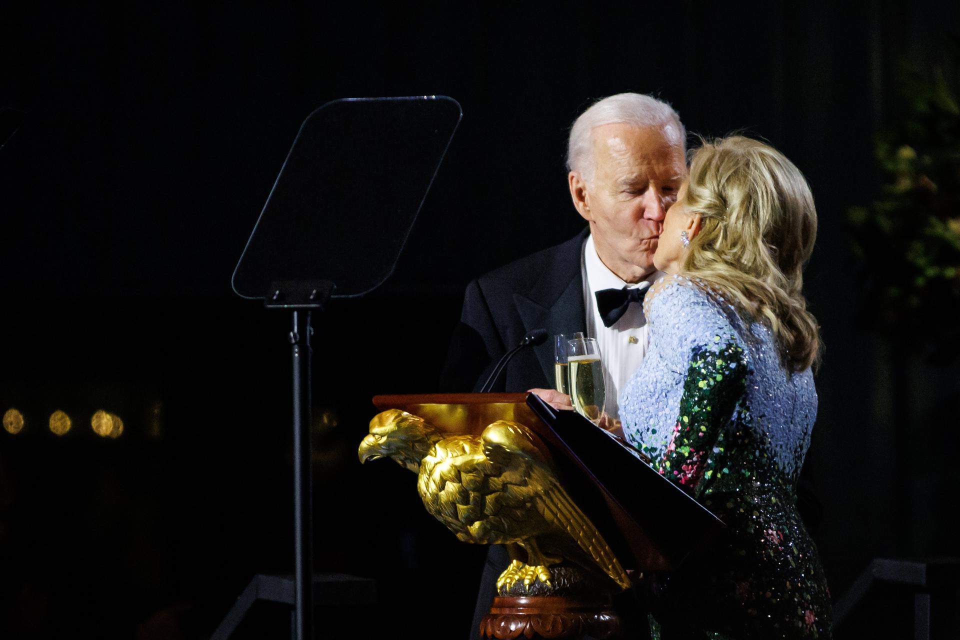 Joe Biden s'emociona amb el discurs d'homenatge de la primera dama i li fa un petó