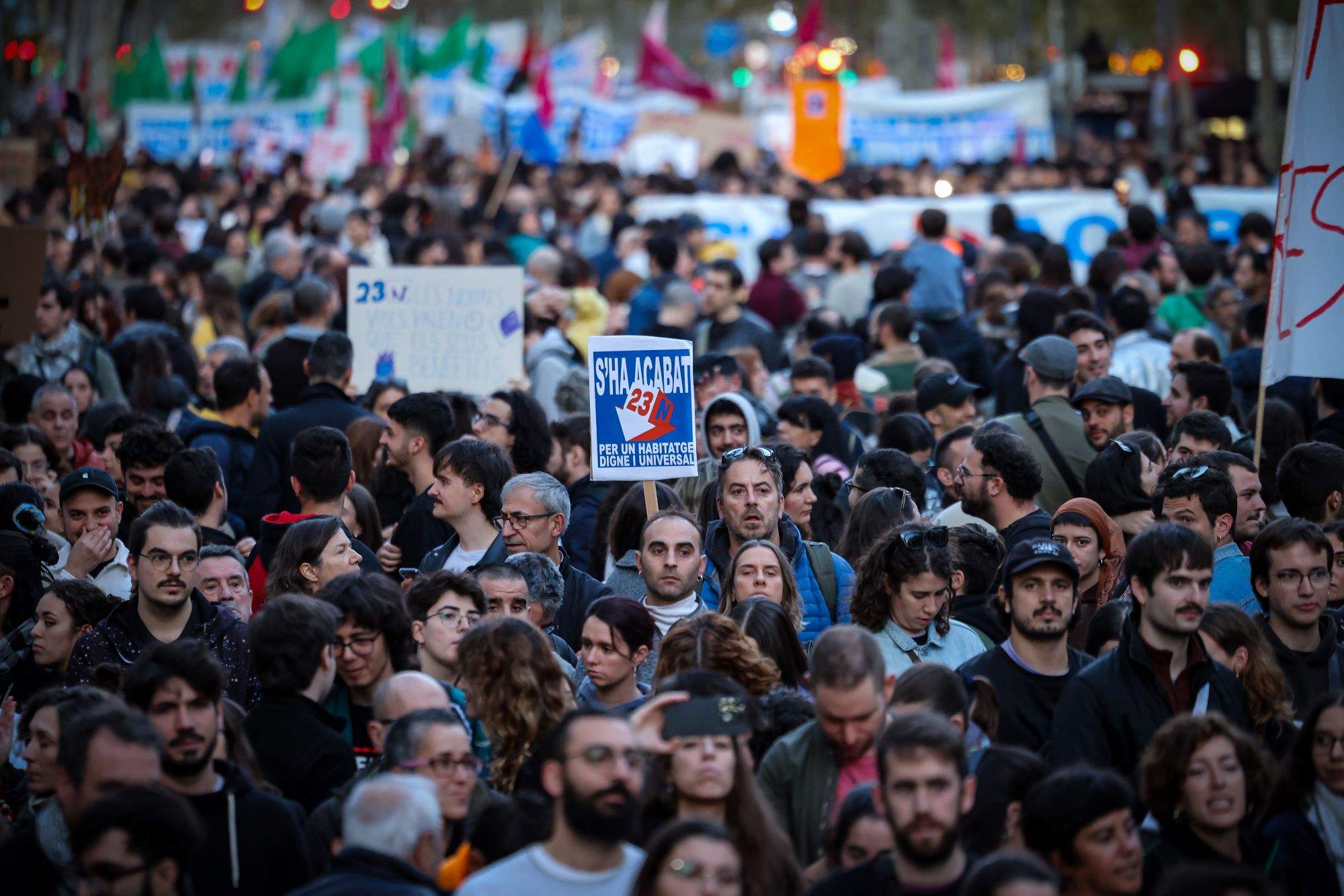 Miles de personas reclaman en Barcelona una bajada del 50% de los alquileres y plantean una huelga