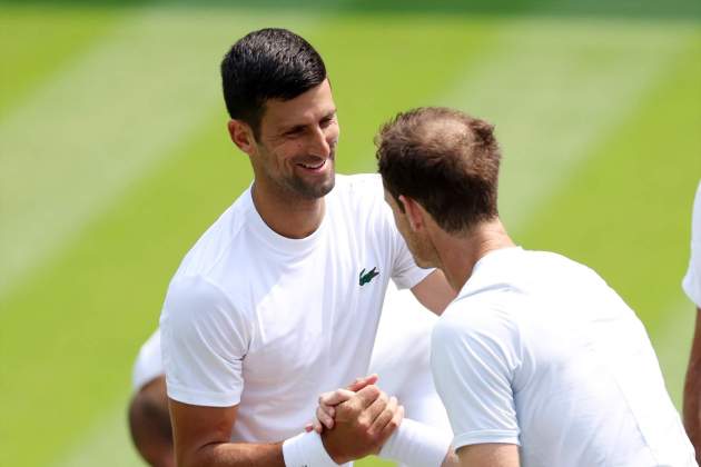 Djokovic y Andy Murray se saludan durante un partido de Wimbledon / Foto: Europa Press