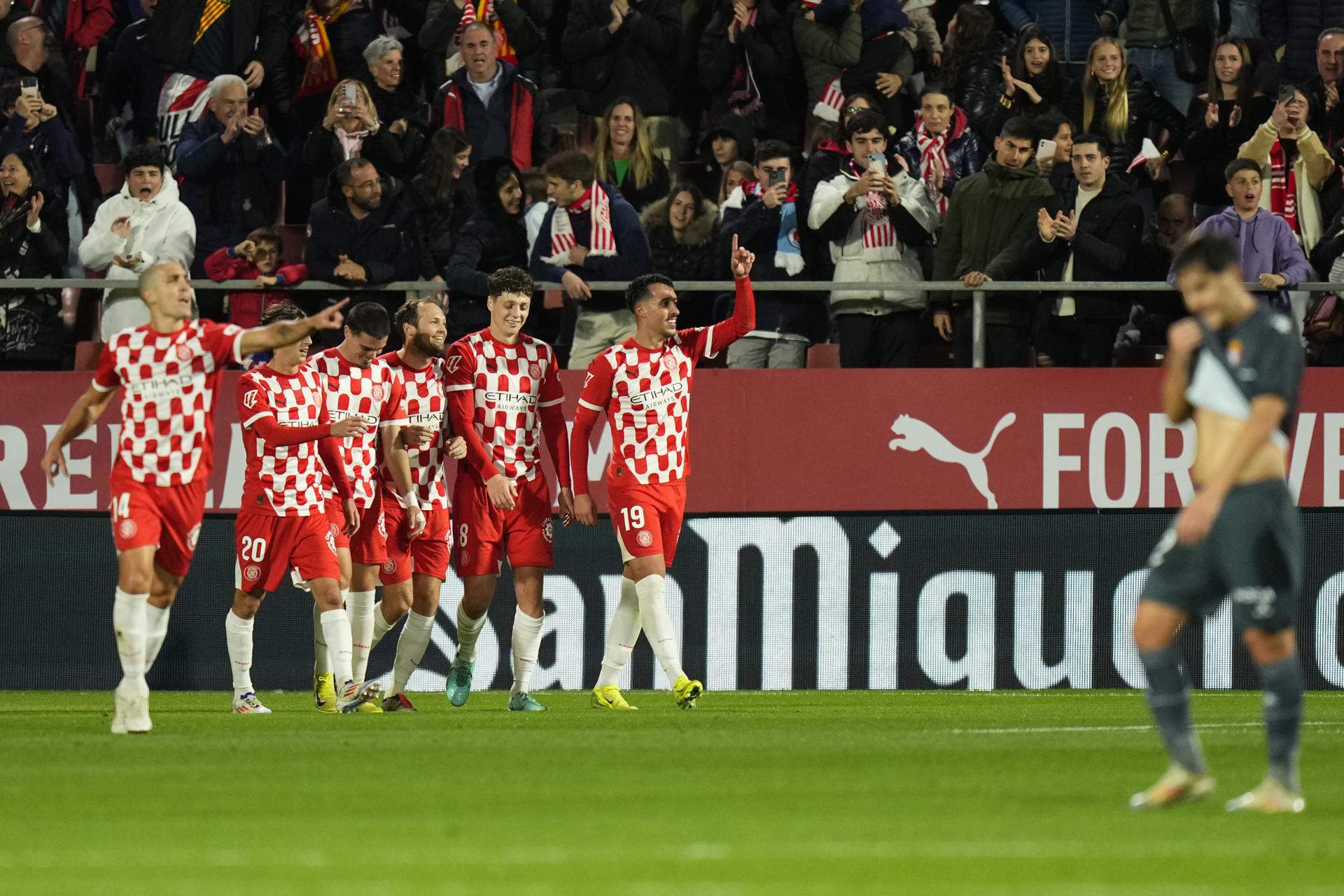 El Girona tanca el derbi contra l'Espanyol amb pallissa després d'una primera mitja hora de somni (4-1)