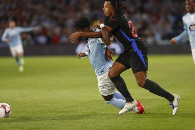 Kounde lluita una pilota contra el Celta de Vigo / Foto: EFE