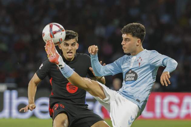 Gerard Martín defiende durante el Celta de Vigo - Barça / Foto: EFE