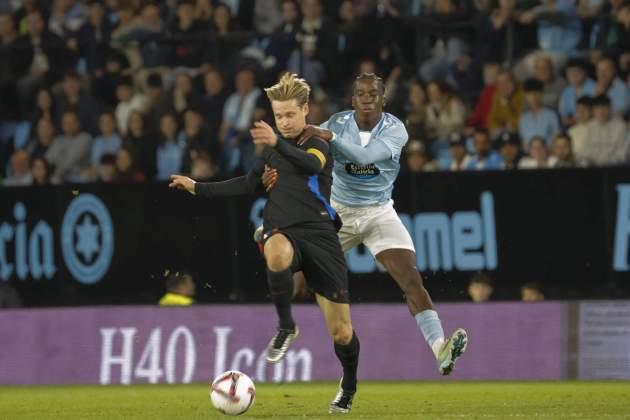 Frenkie de Jong lluitant la pilota amb Ilaix Moriba / Foto: EFE