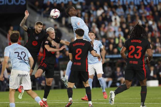 Jugadors del barça lluitant la pilota contra el celta|cèltic / Foto: EFE