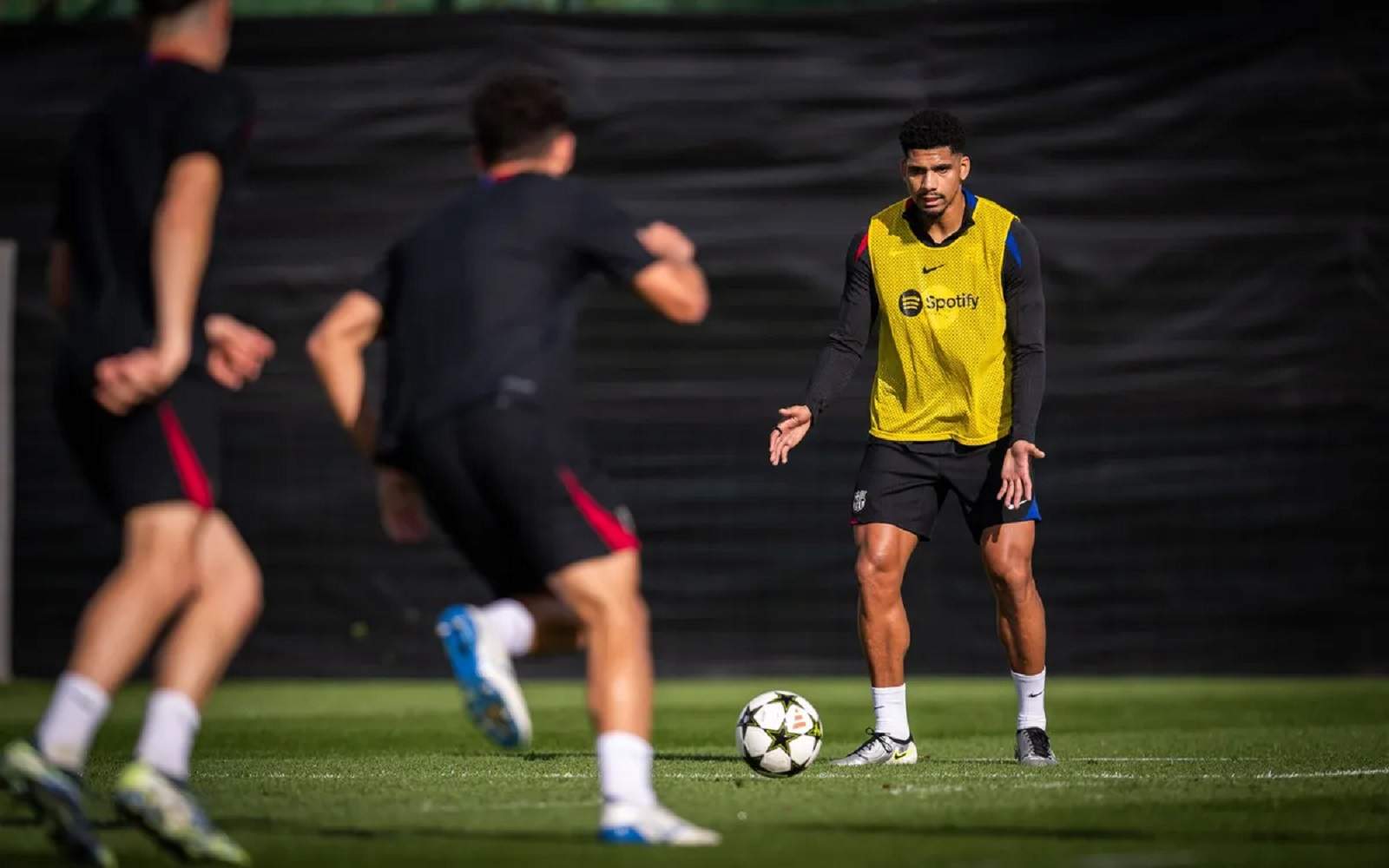 Novedades en los entrenamientos del Barça: Araujo vuelve con el grupo; Olmo y Ansu entrenan al margen