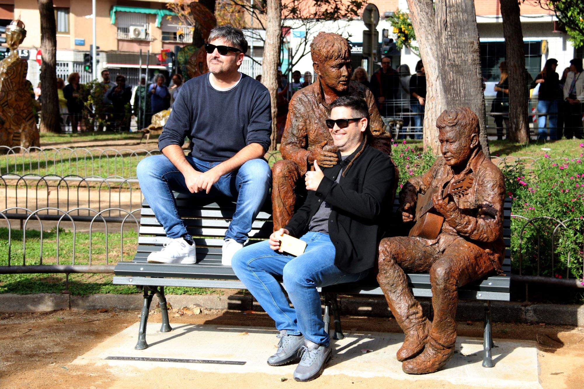 Cornellà homenajea a Estopa por su 25.º aniversario con una escultura de los hermanos Muñoz