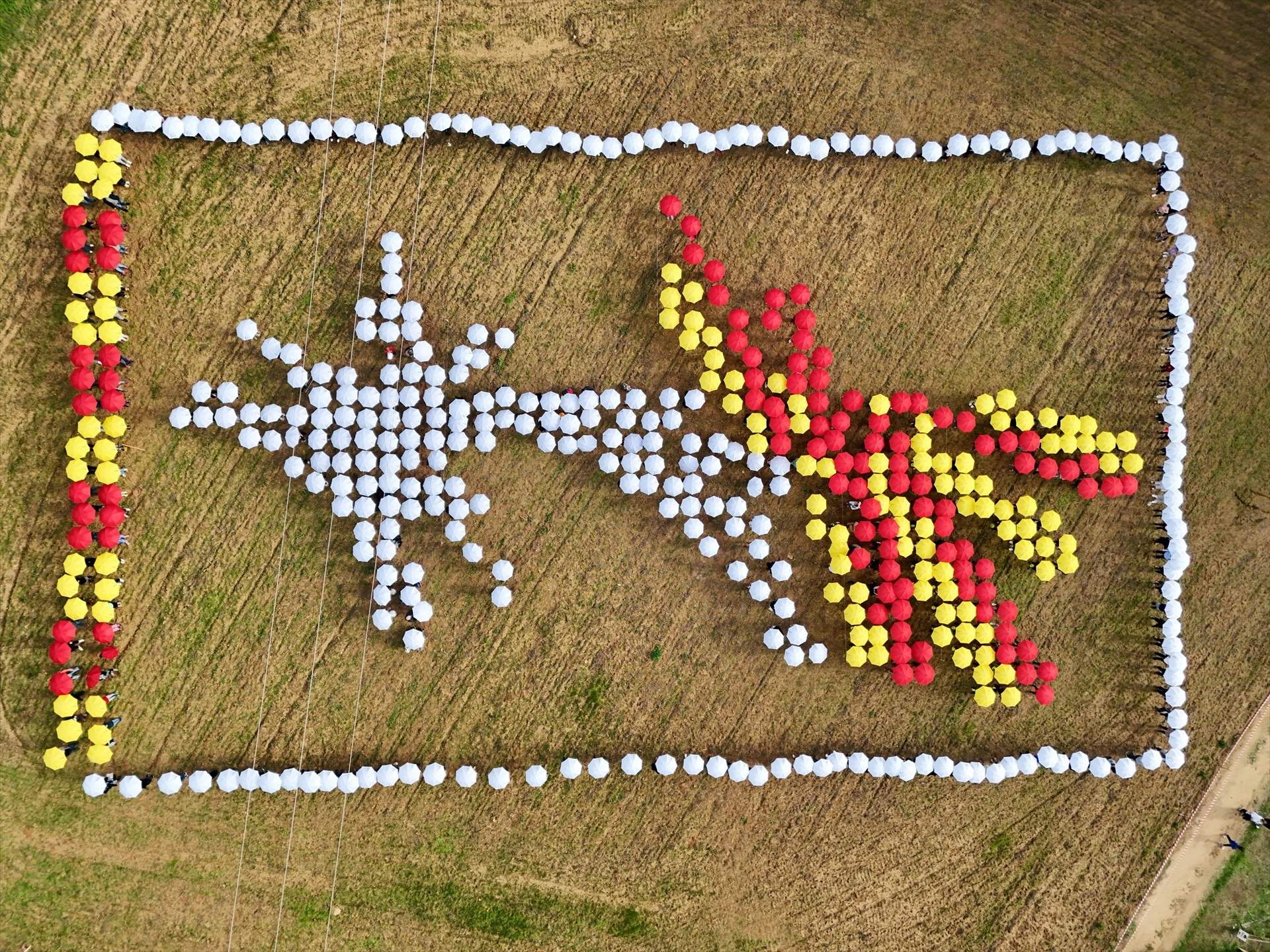 Una estrella de Navidad hecha con 500 figurantes marca el inicio de la temporada de Pessebres Vivents