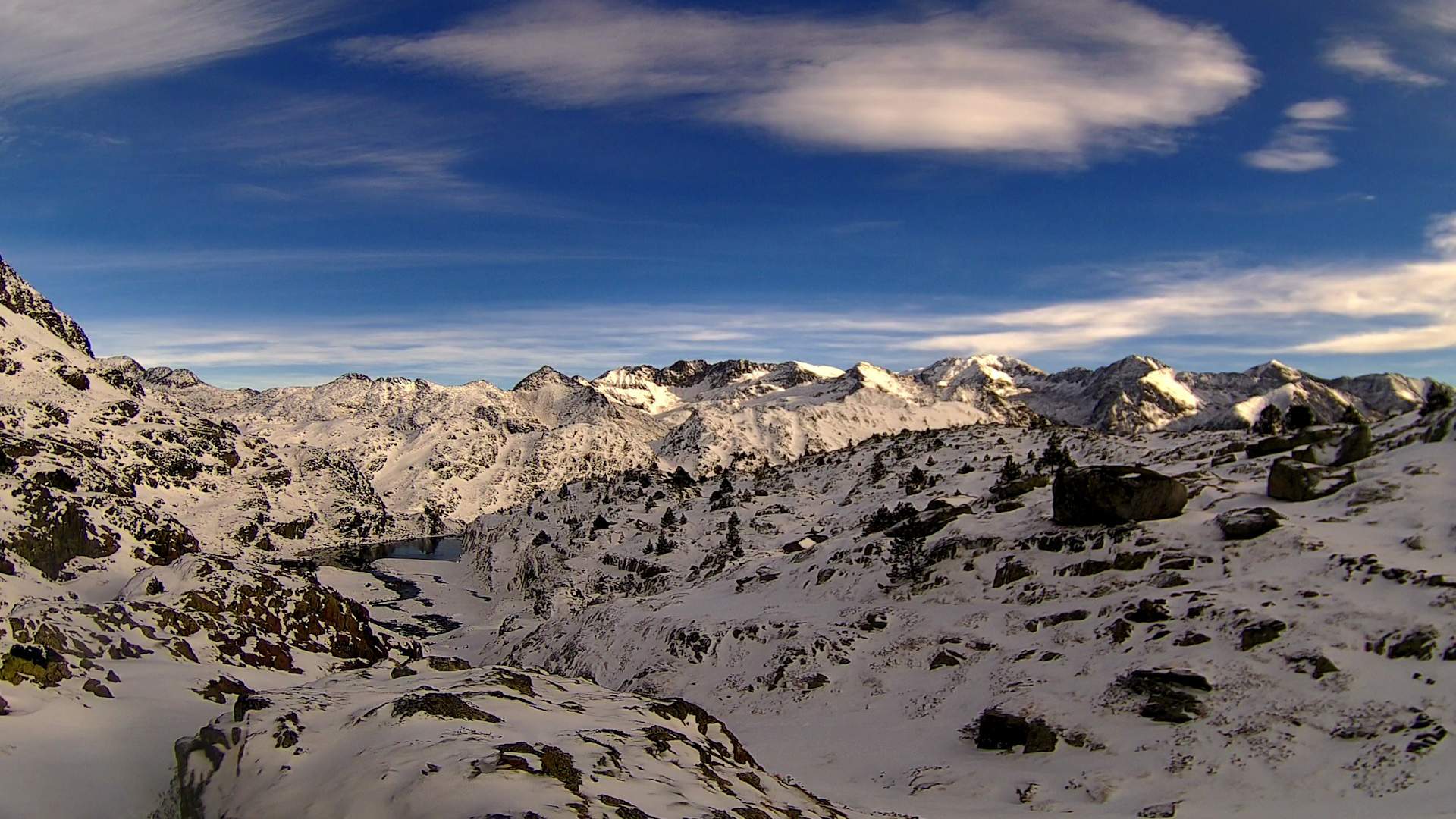 Alerta por viento en el Pirineu, lluvia en el noroeste y bastantes nubes este lunes