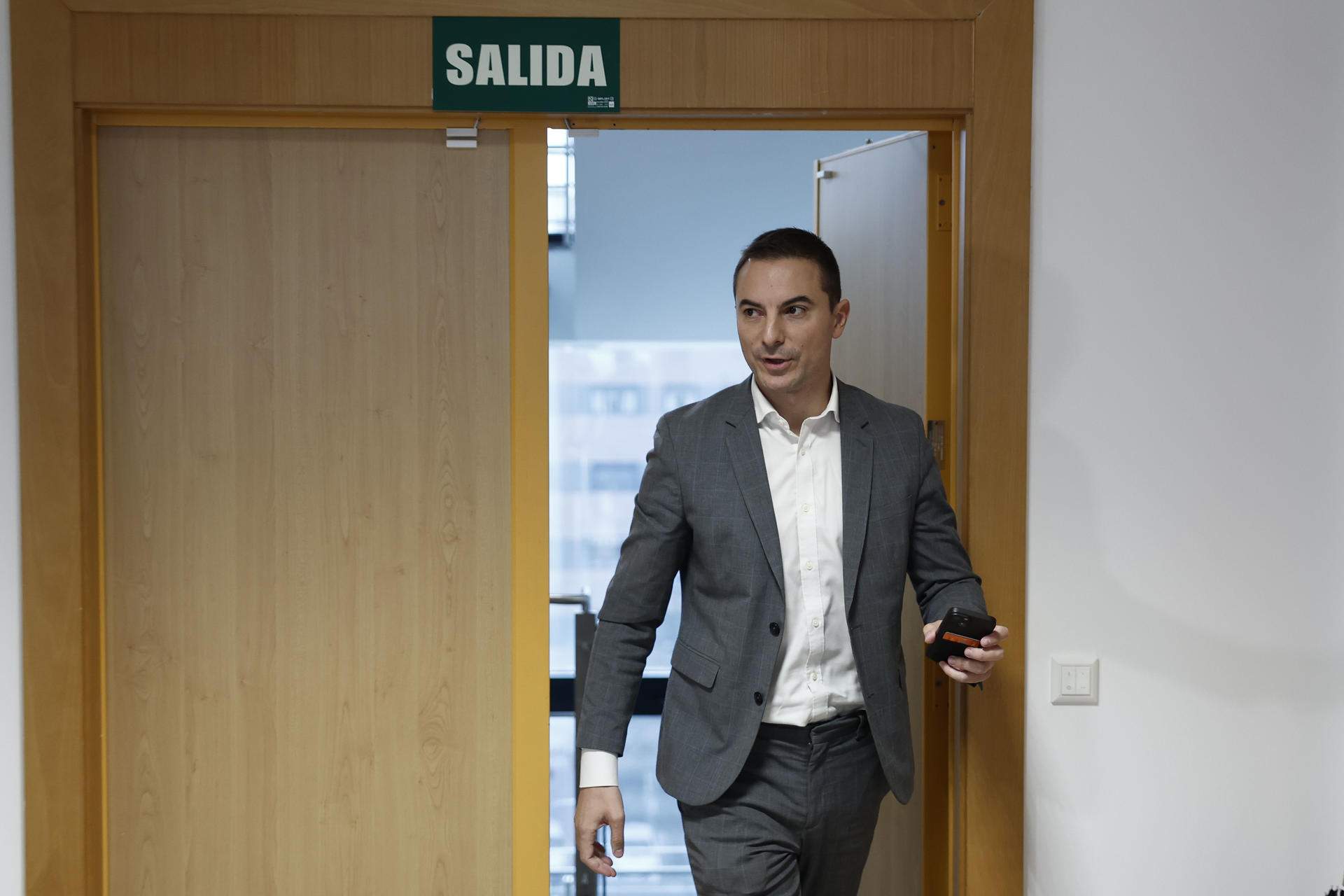 El líder del PSOE de Madrid declara la guerra interna a Sánchez a les portes del congrés federal