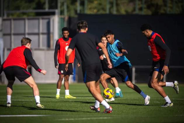 Lamini Yamal entrenant primer equip / Foto: FC Barcelona