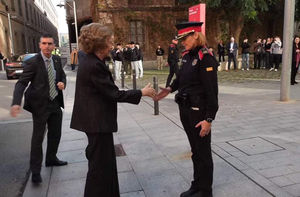 Sofía saluda una mosso en la Ciutadella, foto Casa Real