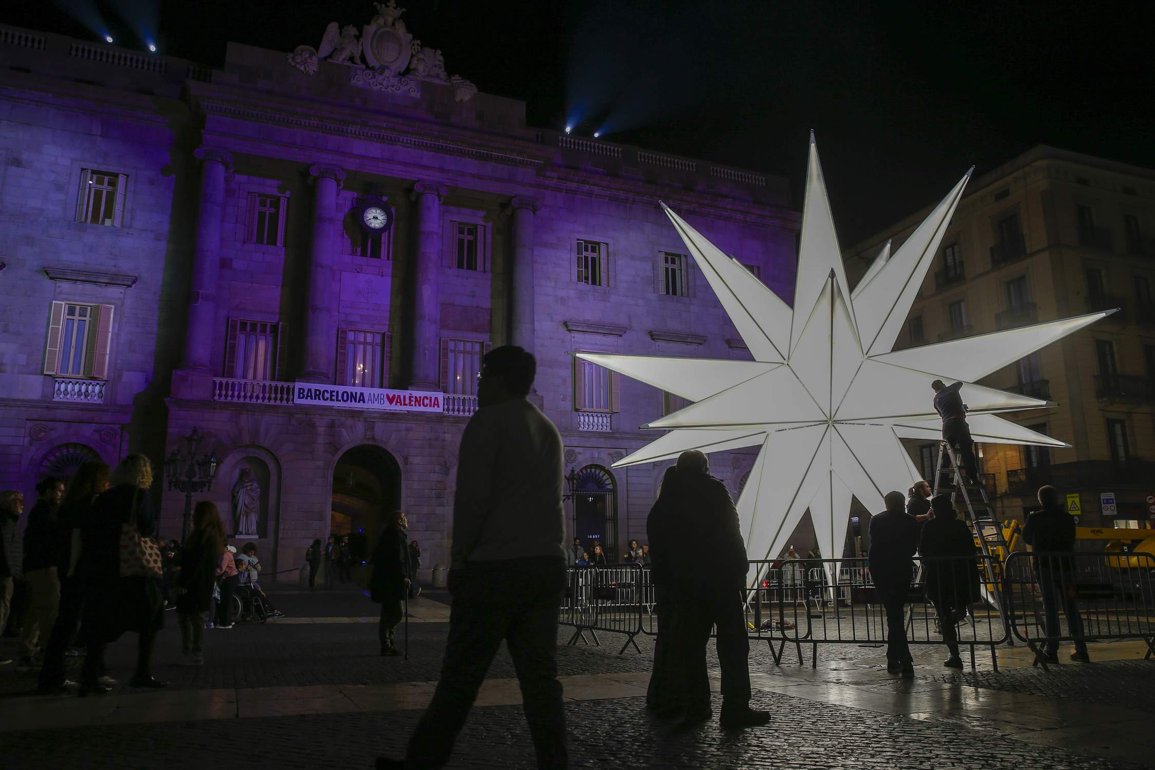 Barcelona viu un any més la tradició nadalenca de polemitzar amb el pessebre de Sant Jaume