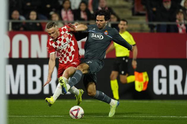 Girona y Español en plena acción / Foto: EFE