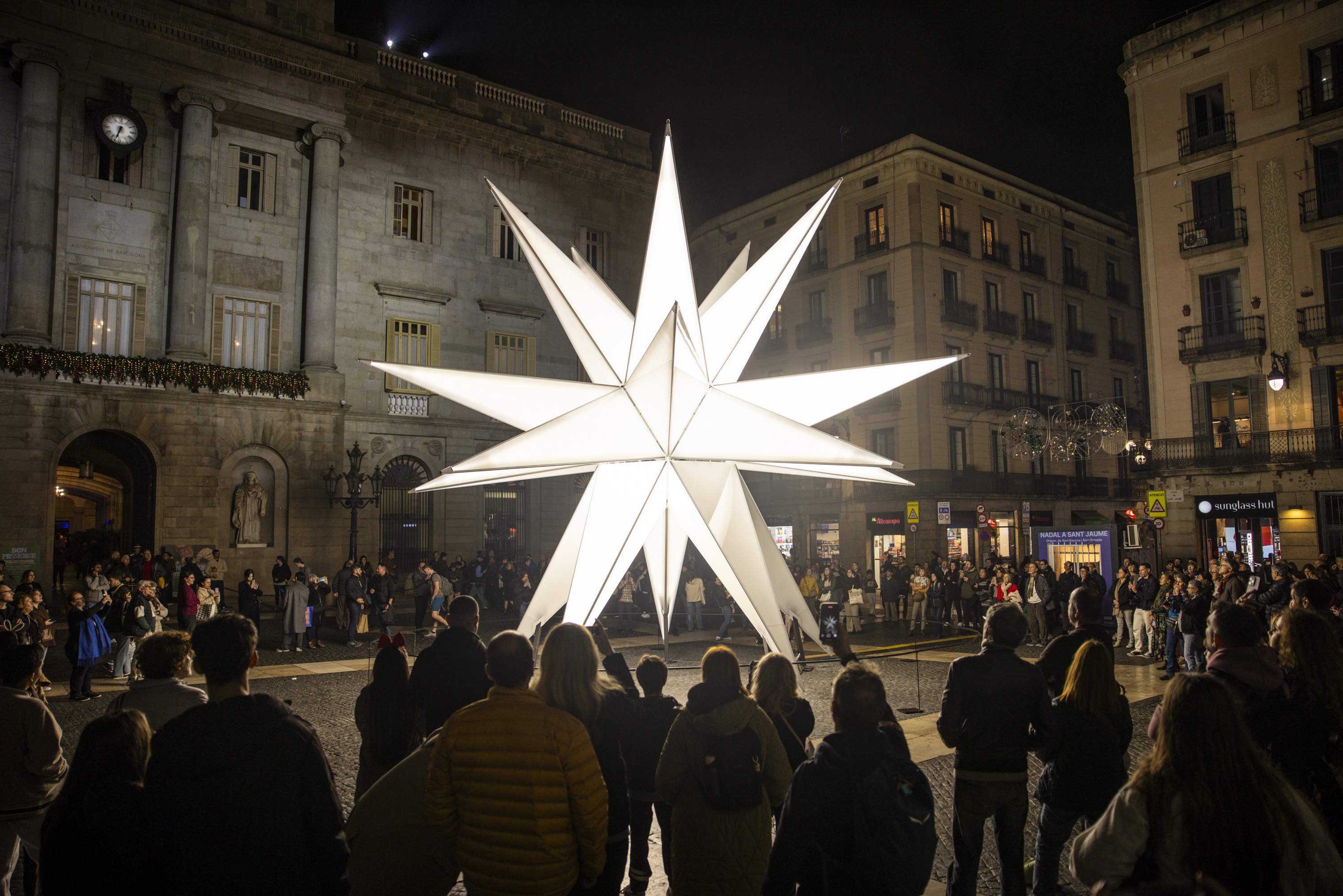 Estreno poco convincente de la estrella iluminada de la plaza de Sant Jaume