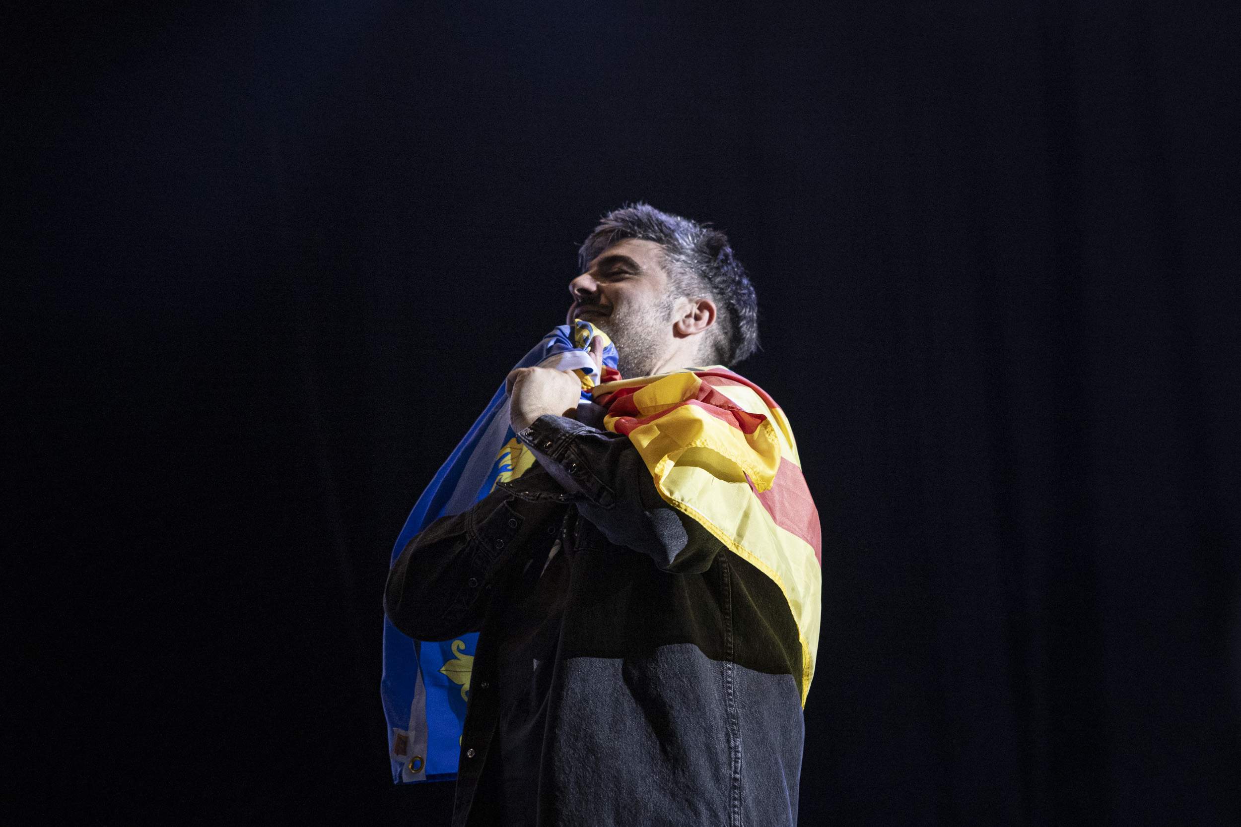 Fotogaleria: Serrat i Estopa uneixen veus al concert solidari "Barcelona amb València" al Palau Sant Jordi