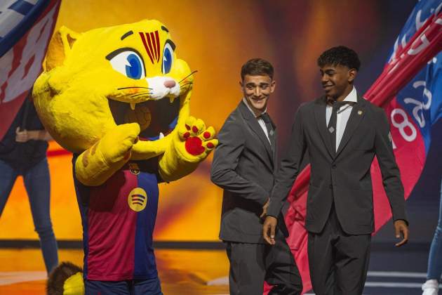 la mascota Cat, Lamine Yamal i Gavi a la gala del 125è aniversari del Barça / Foto: FC Barcelona