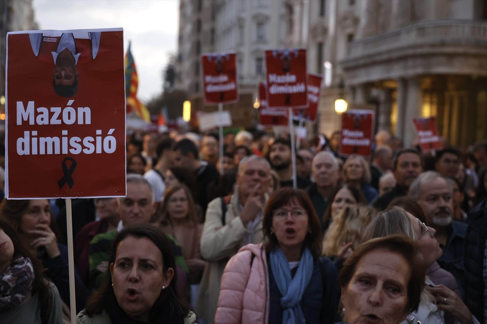 Cerca de 100.000 valencianos vuelven a salir a las calles al grito de "Mazón dimisión"