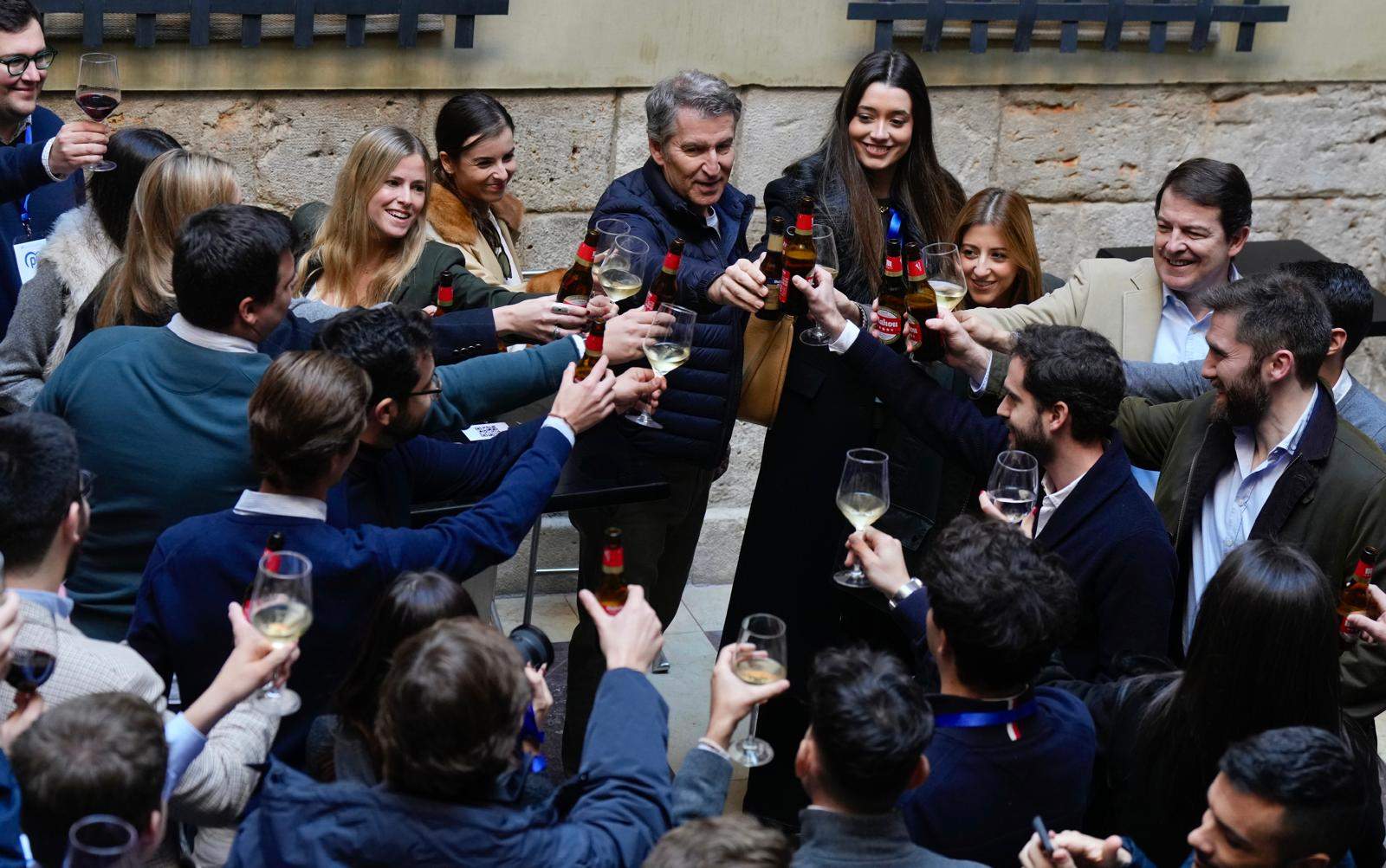 El PP hace un brindis por su paz interna frente al “congreso de los imputados” del PSOE