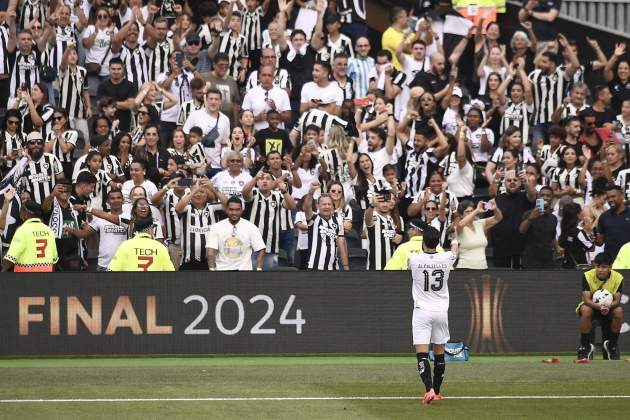 Alex Telles celebrant gol / Foto: EFE