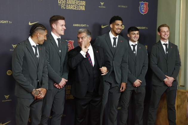 Raphinha Ter Stegen Joan Laporta Araujo Pedri Frenkie de Jong gala 125è aniversari Barça / Foto: EFE