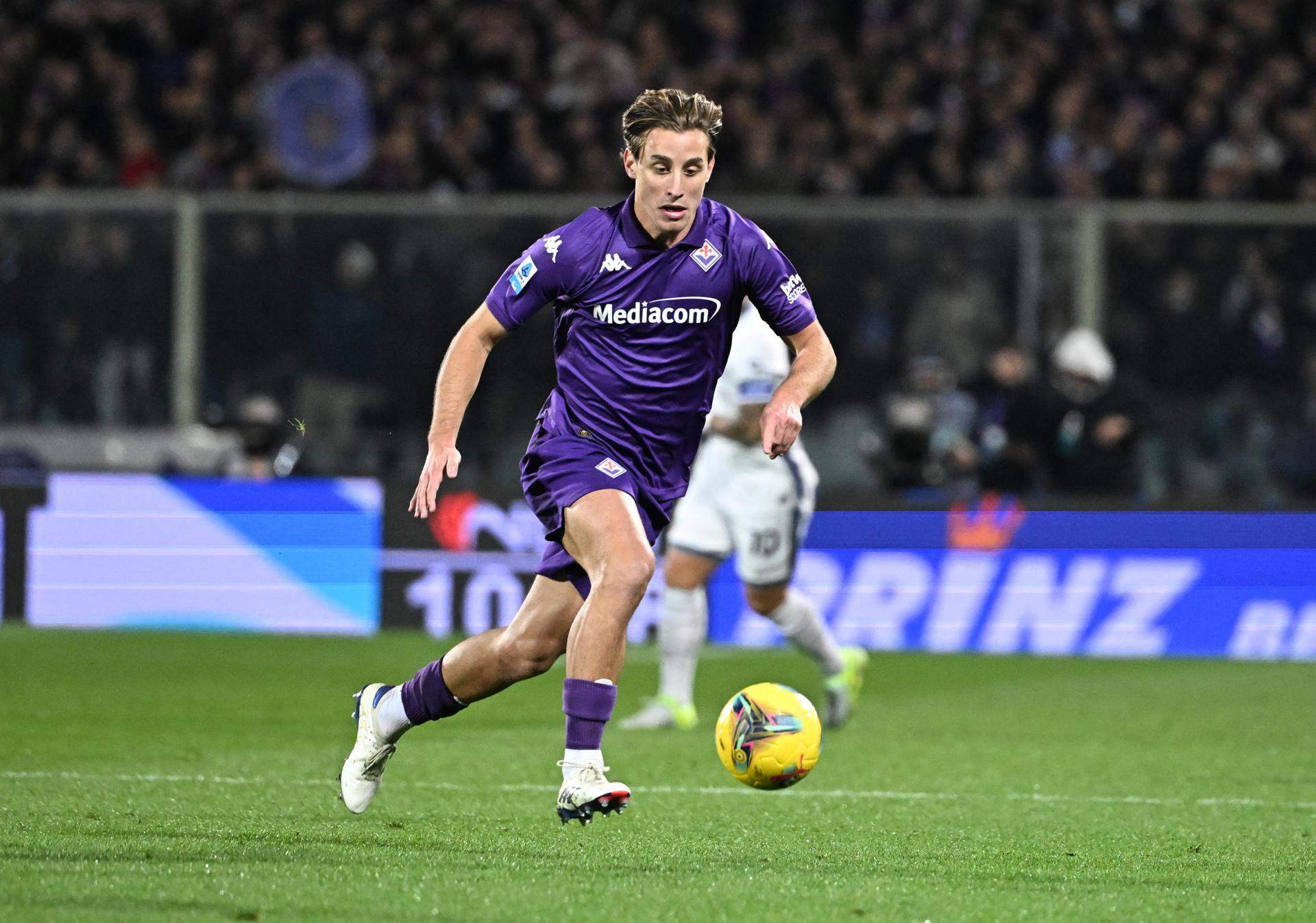 Edoardo Bove, jugador de la Fiorentina que se desplomó el domingo, se encuentra consciente y sin daños