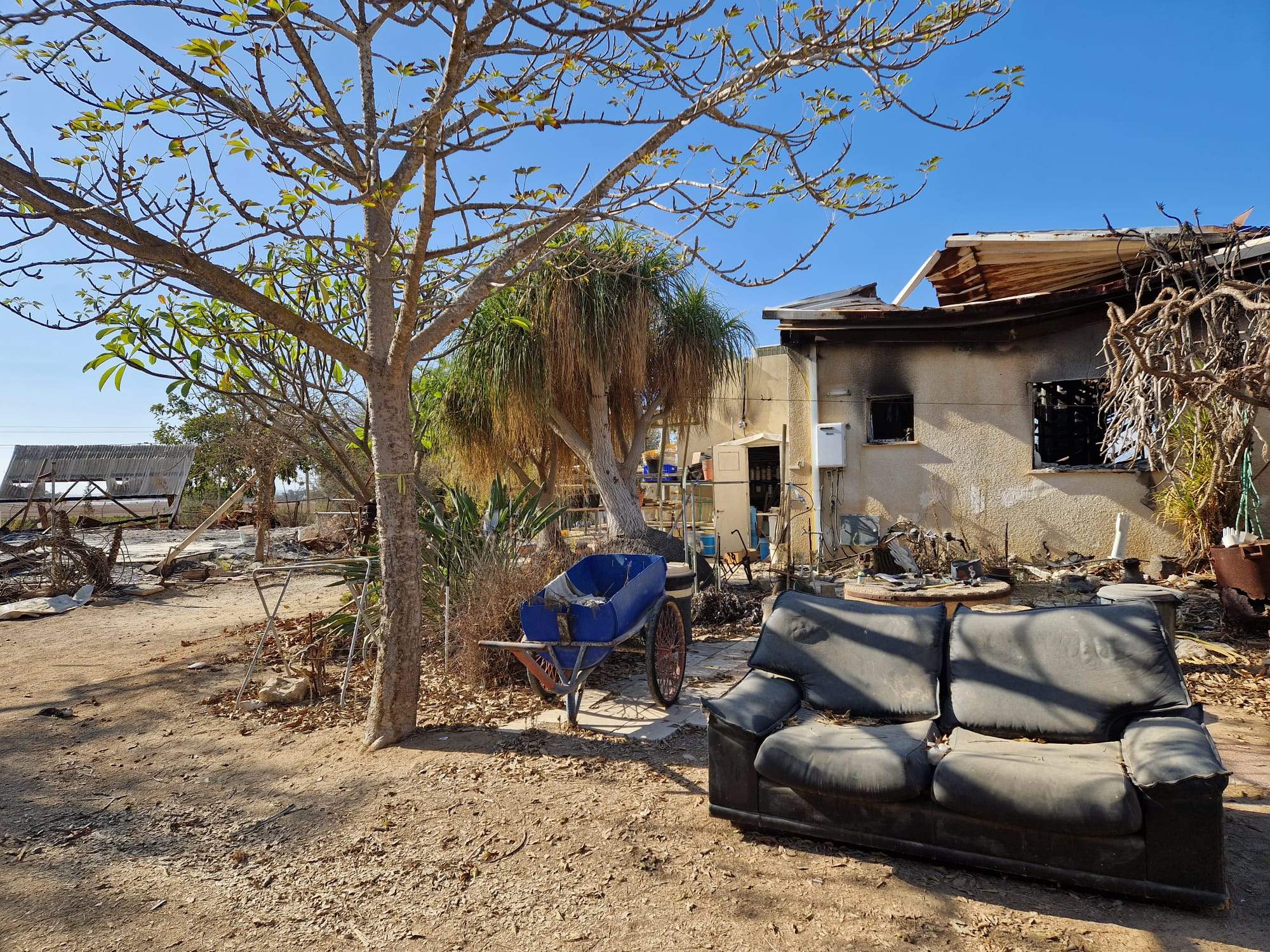 Visita en el interior del kibbutz Nir Oz, el que más sufrió el ataque del 7 de octubre