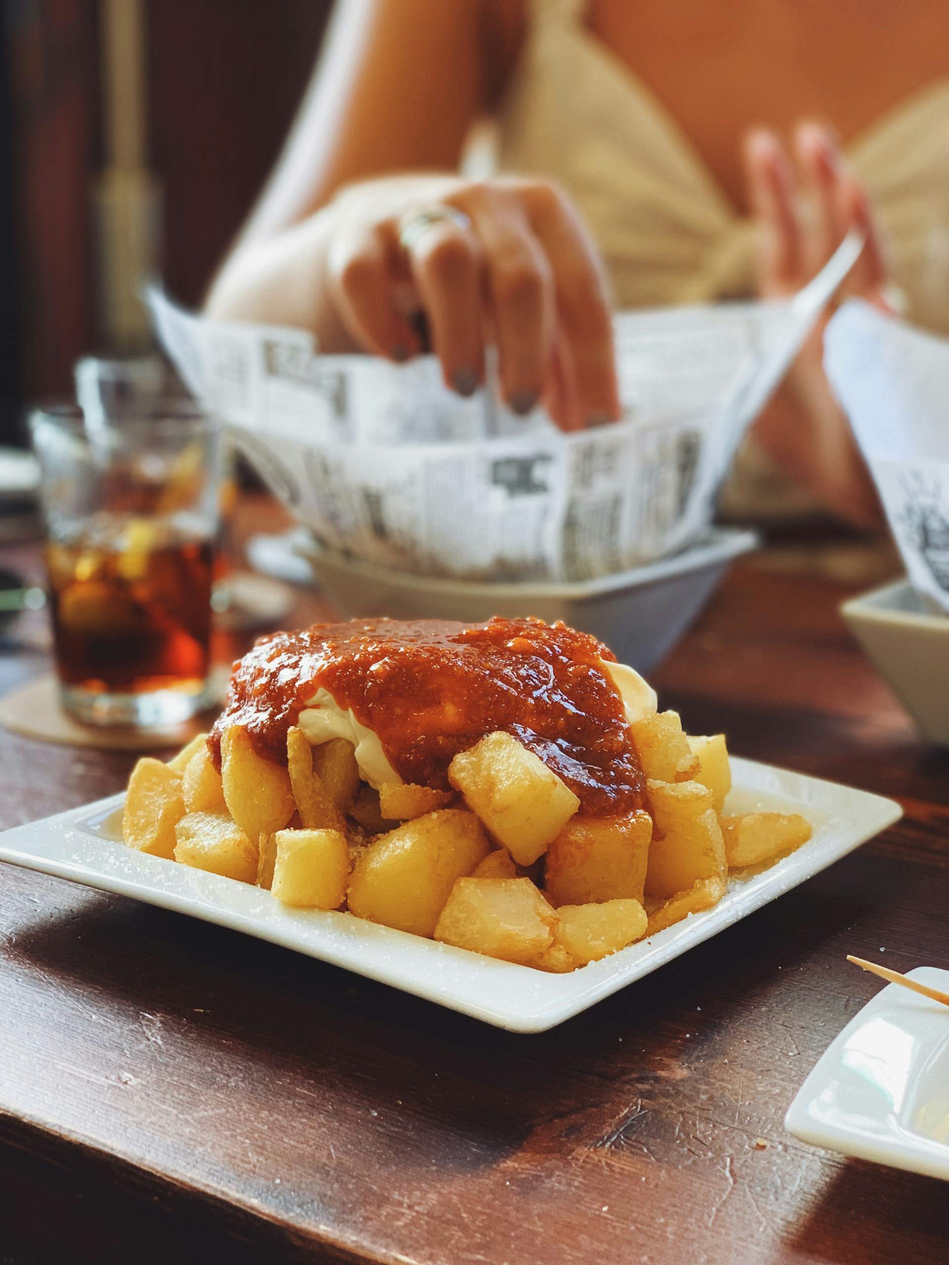 ¿Las patatas bravas llevan alioli? Esta es la historia que no conoce tu cuñado